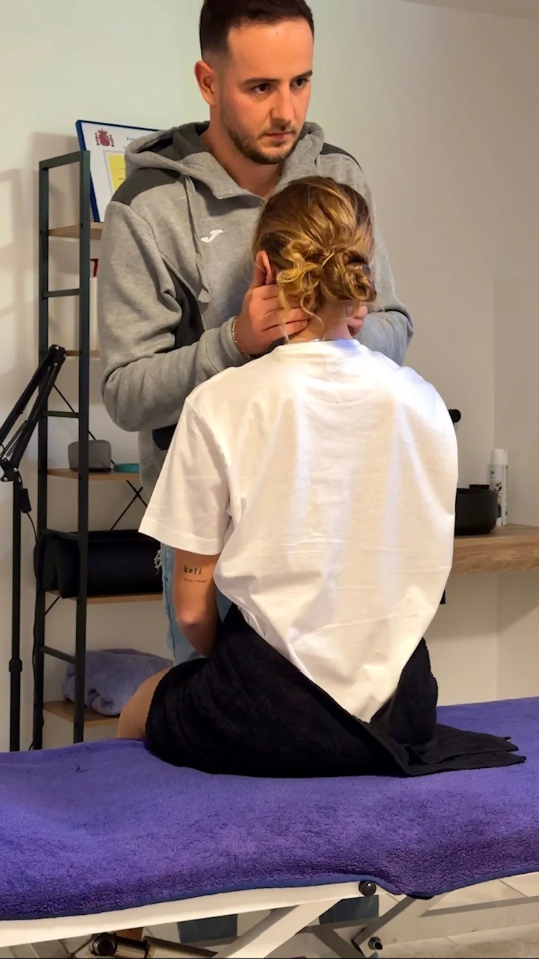 Sesión de fisioterapia para dolor de espalda